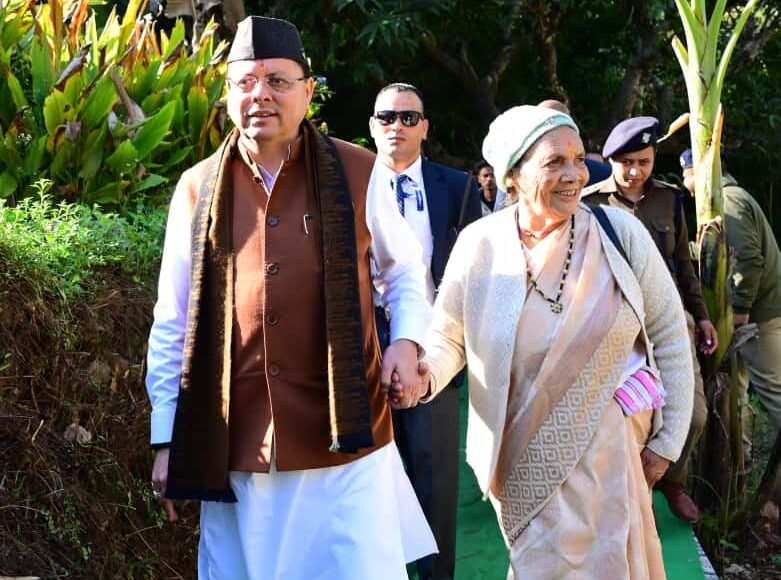 मां के साथ पैतृक गांव पहुंच भावुक हुए सीएम धामी