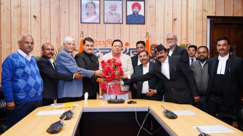 मुख्यमंत्री से अध्यक्ष संघर्ष समिति बार एसोसिएशन देहरादून के पदाधिकारियों ने की भेंट, सौंपा ज्ञापन