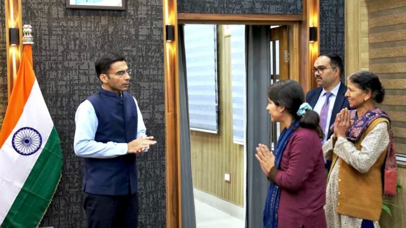 निजी संस्थान में नौकरी मिलने उपरांत माता संग प्रशासन का धन्यवाद करने कलेक्ट्रेट पहुंची प्रियंका