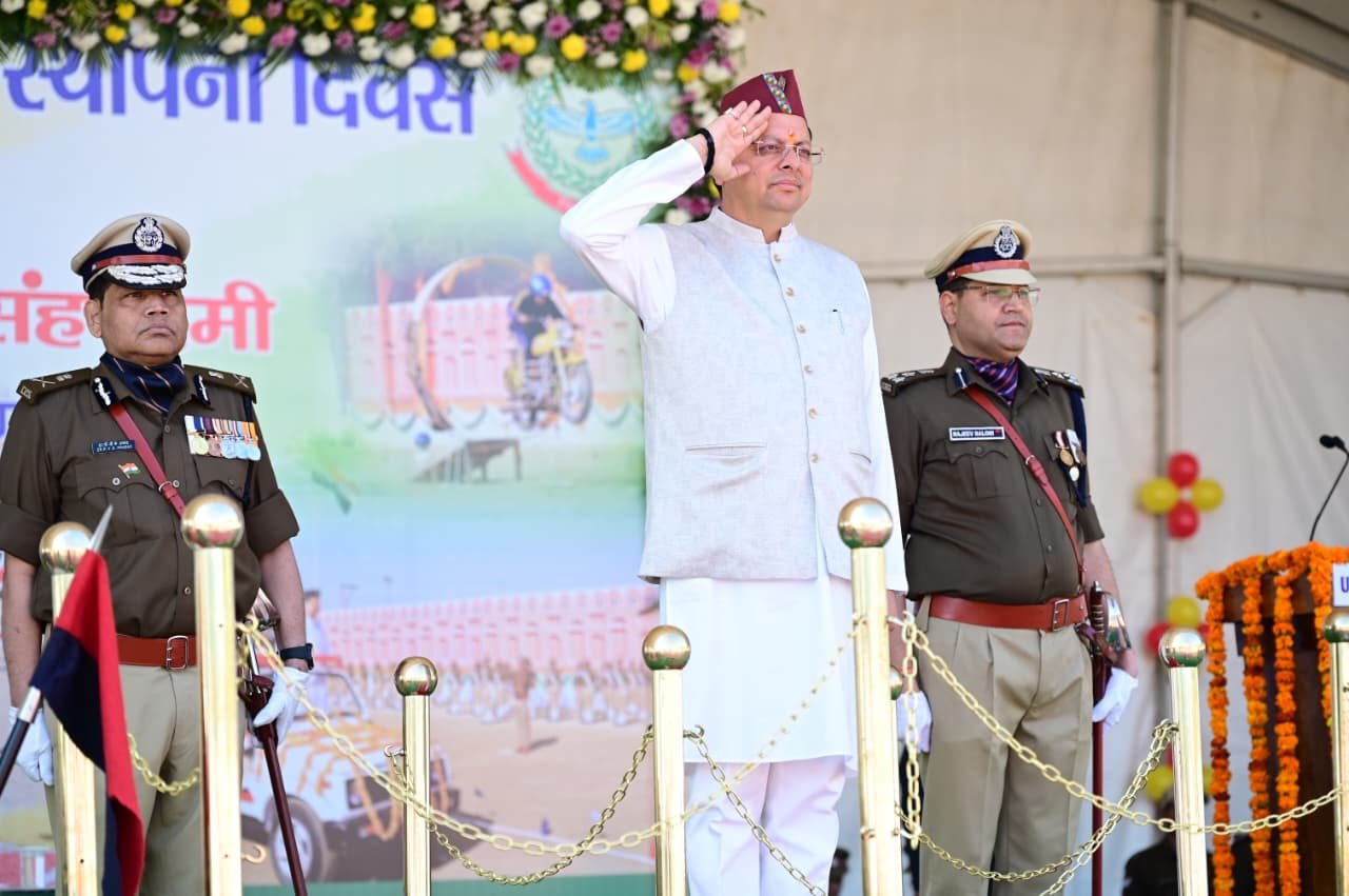 सीएम धामी ने किया होमगार्ड्स स्थापना दिवस पर रैतिक परेड का निरीक्षण