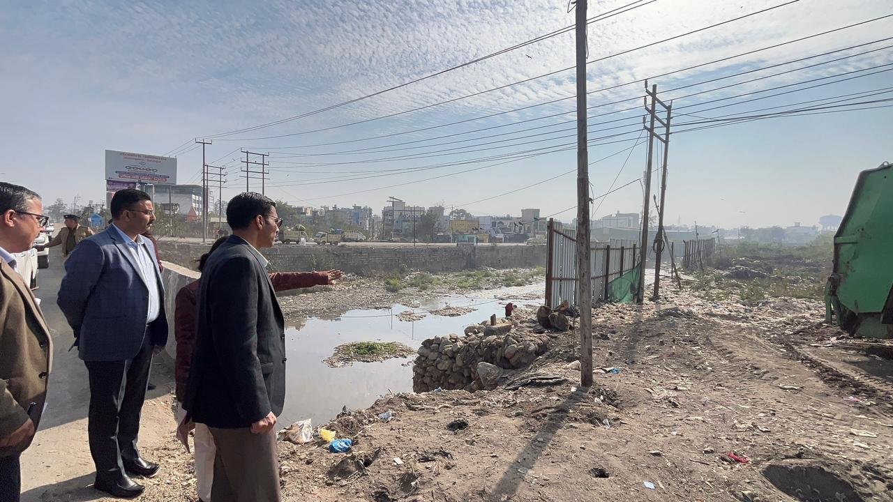 शहर की सफाई व्यवस्था देखने निकले डीएम, अधिकारियों को निर्देश सड़क किनारे न दिखे कूड़े का ढेर