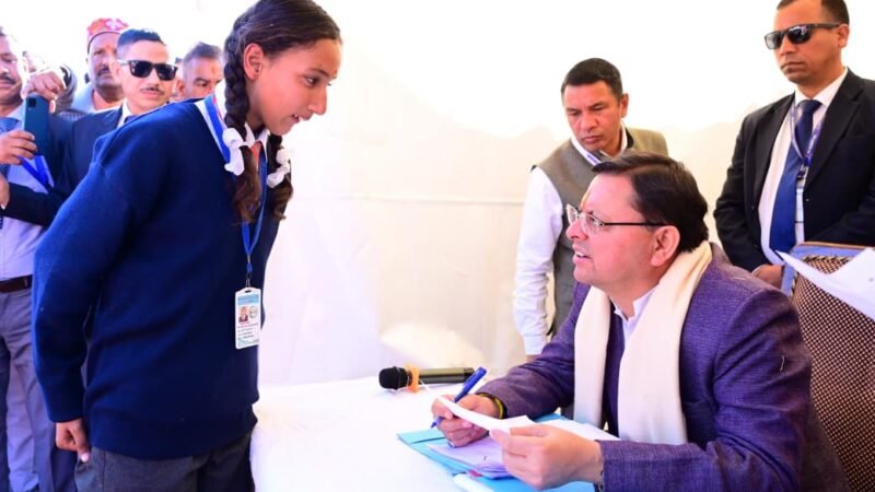 मुख्यमंत्री ने मुख्यसेवक के स्टाल पर बैठकर सुनी जनसमस्याएं, दिए त्वरित समाधान के निर्देश