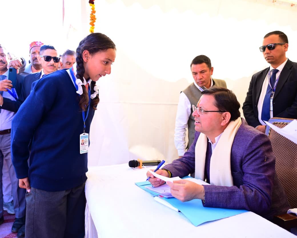 मुख्यमंत्री ने मुख्यसेवक के स्टाल पर बैठकर सुनी जनसमस्याएं, दिए त्वरित समाधान के निर्देश