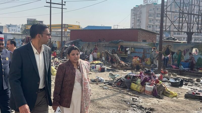 रविवार को शहर के यातायात का दम घोट रहे संडे बाजार को जिला प्रशासन ने पटका शहर के बाहर