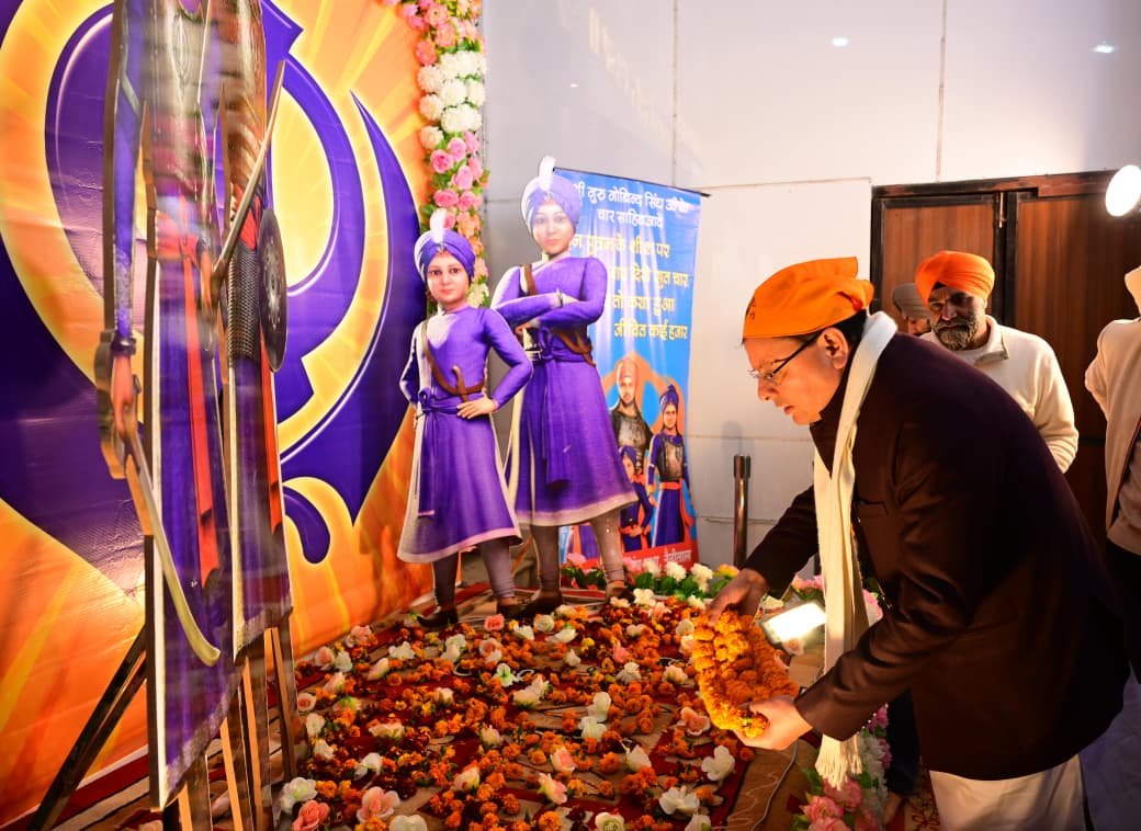 मुख्यमंत्री धामी ने बाल दिवसपर मल्लीताल स्थित गुरुद्वारे पहुंच टेका माथा