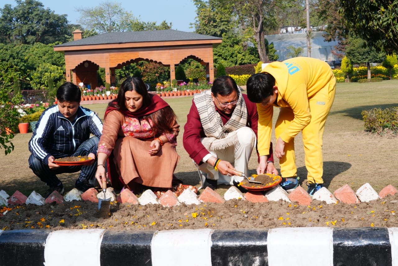 मुख्यमंत्री ने सपरिवार ट्यूलिप के बल्ब रोपे