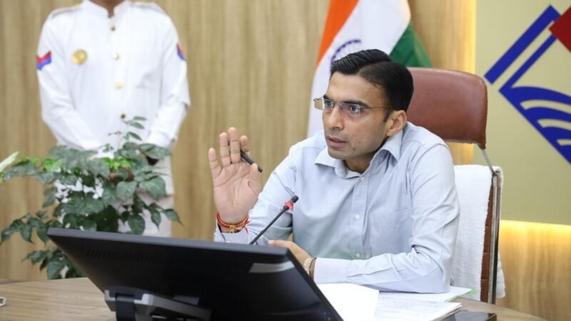 अवैध वसूली व भ्रष्टाचार की शिकायत पर डीएम का सख्त एक्शन, पटवारी निलंबित