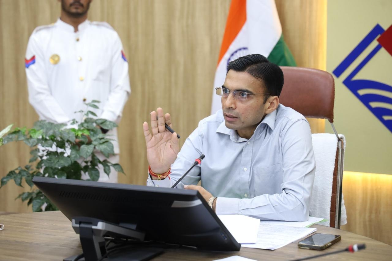 अवैध वसूली व भ्रष्टाचार की शिकायत पर डीएम का सख्त एक्शन, पटवारी निलंबित