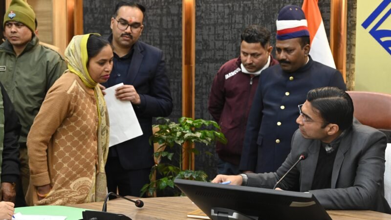 जिला प्रशासन का जनदर्शन आर्थिक सहायता से लेकर उपचार तक, शिक्षा से लेकर रोजगार तक