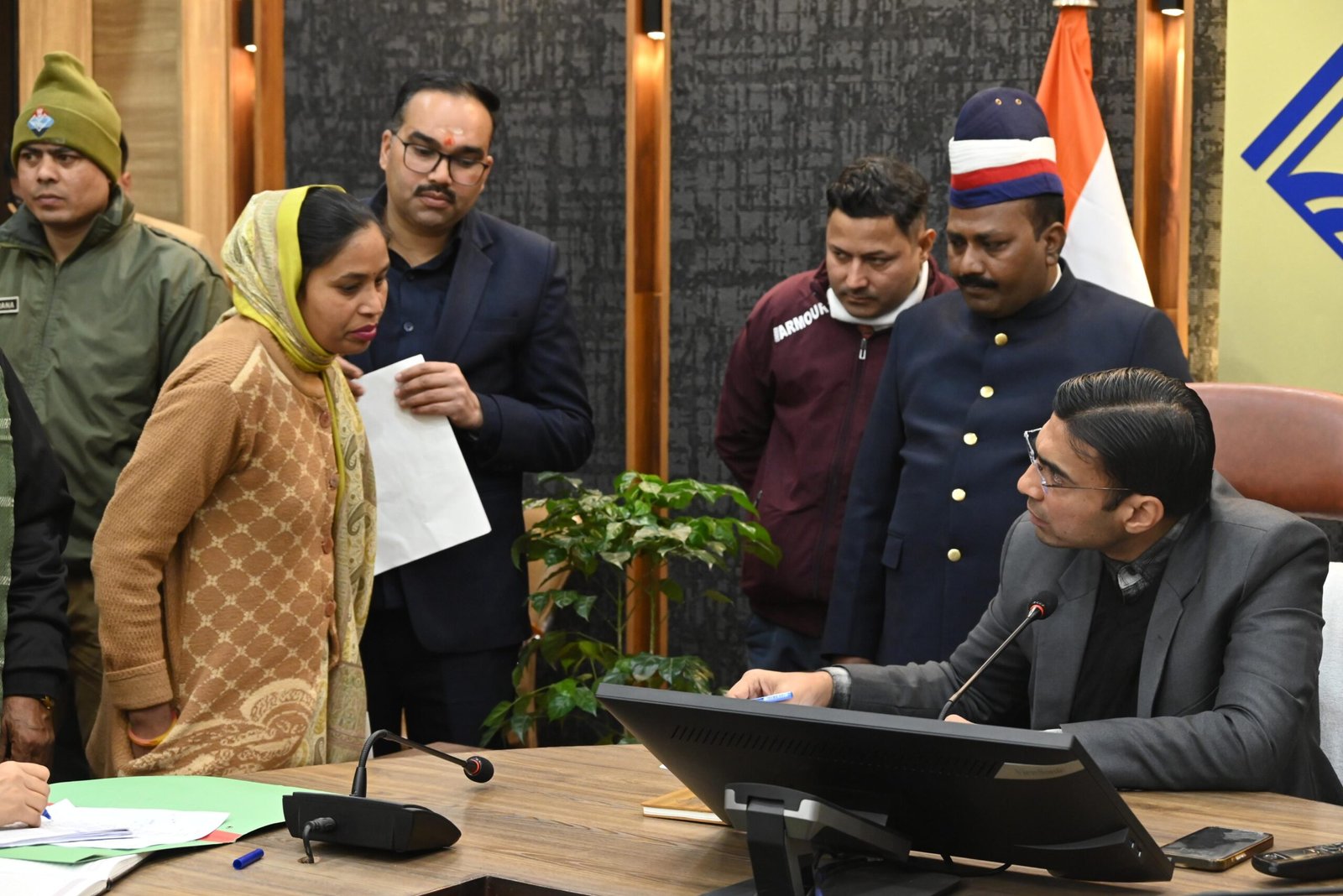 जिला प्रशासन का जनदर्शन आर्थिक सहायता से लेकर उपचार तक, शिक्षा से लेकर रोजगार तक