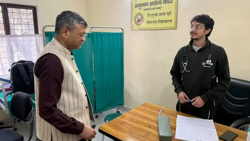 ब्लड प्रेशर से लेकर टीकाकरण तक सब निःशुल्क; देहरादून महापौर ने नगर निगम परिसर स्थित डिस्पेंसरी का किया निरीक्षण