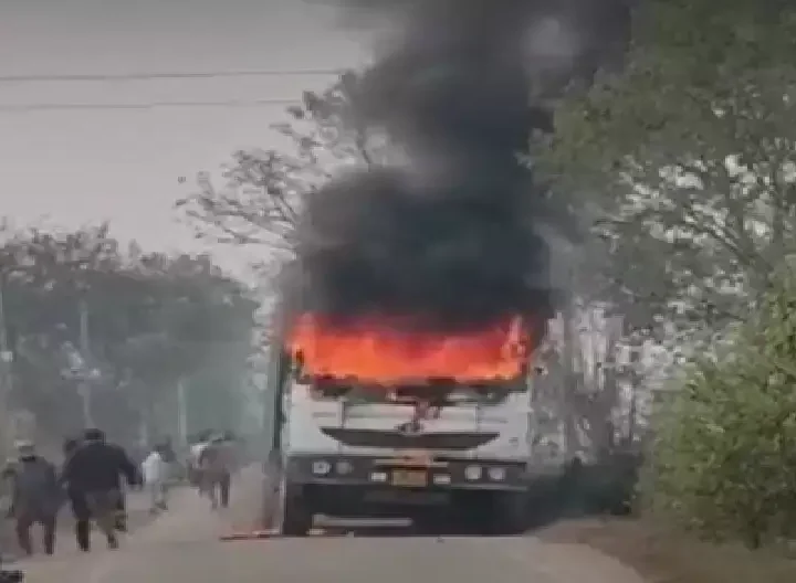 डंपर में आगजनी के बाद घंटों बाधित रहा यातायात, पुलिस और प्रशासन ने कड़ी मशक्कत के बाद संभाले हालात