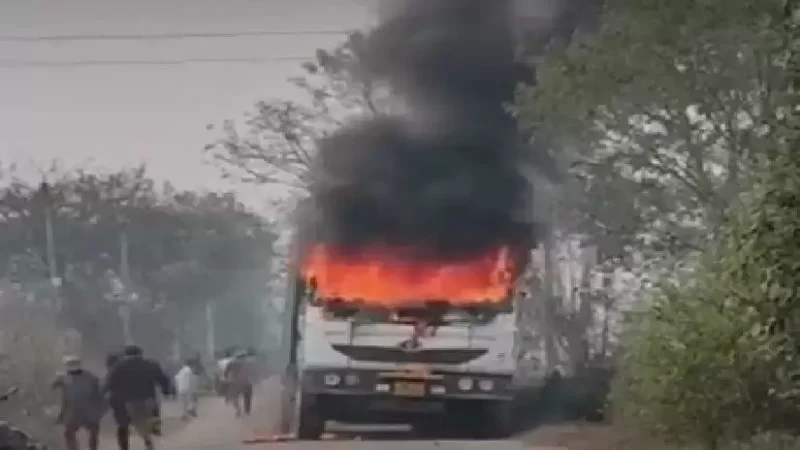 डंपर में आगजनी के बाद घंटों बाधित रहा यातायात, पुलिस और प्रशासन ने कड़ी मशक्कत के बाद संभाले हालात