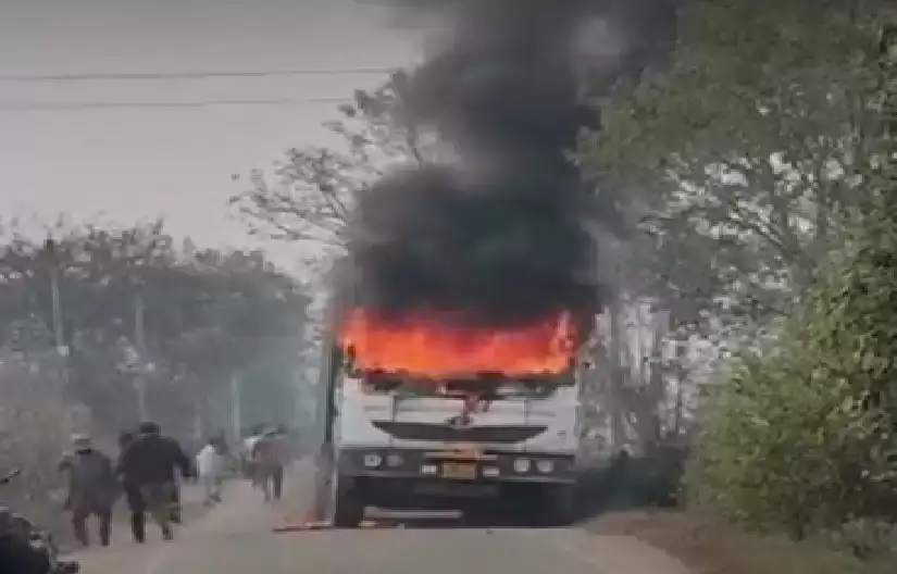 डंपर में आगजनी के बाद घंटों बाधित रहा यातायात, पुलिस और प्रशासन ने कड़ी मशक्कत के बाद संभाले हालात