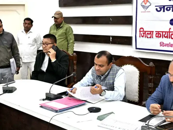 जिलाधिकारी ने फरियादियों की सुनी समस्याएं, शेष 36 शिकायतों को समयबद्ध निस्तारण के लिए विभागों को भेजा