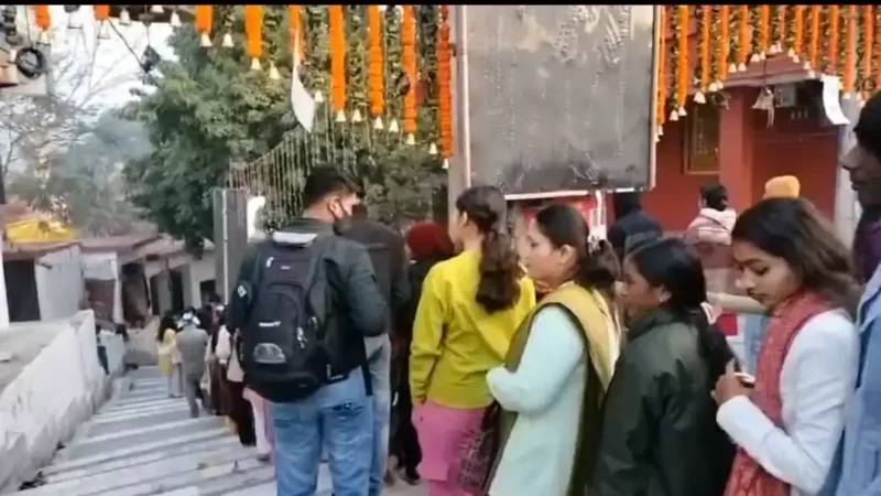 आस्था का महापर्व: टपकते जल और बेलपत्र से रिझे भोलेनाथ, सुरक्षा और व्यवस्था के बीच श्रद्धालुओं ने किया जलाभिषेक