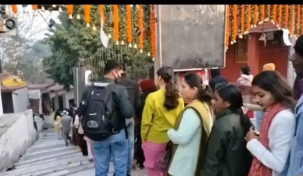 आस्था का महापर्व: टपकते जल और बेलपत्र से रिझे भोलेनाथ, सुरक्षा और व्यवस्था के बीच श्रद्धालुओं ने किया जलाभिषेक