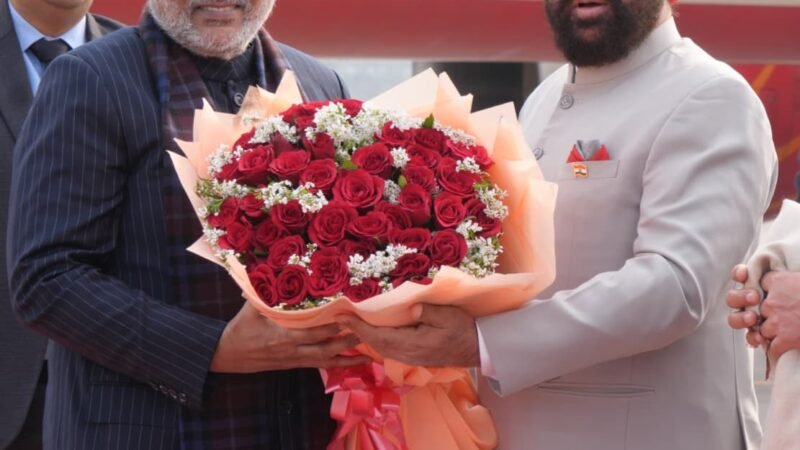 उपराष्ट्रपति पहुंचे उत्तराखंड, राज्यपाल व मुख्यमंत्री ने जॉलीग्रांट हवाई अड्डे पर किया स्वागत