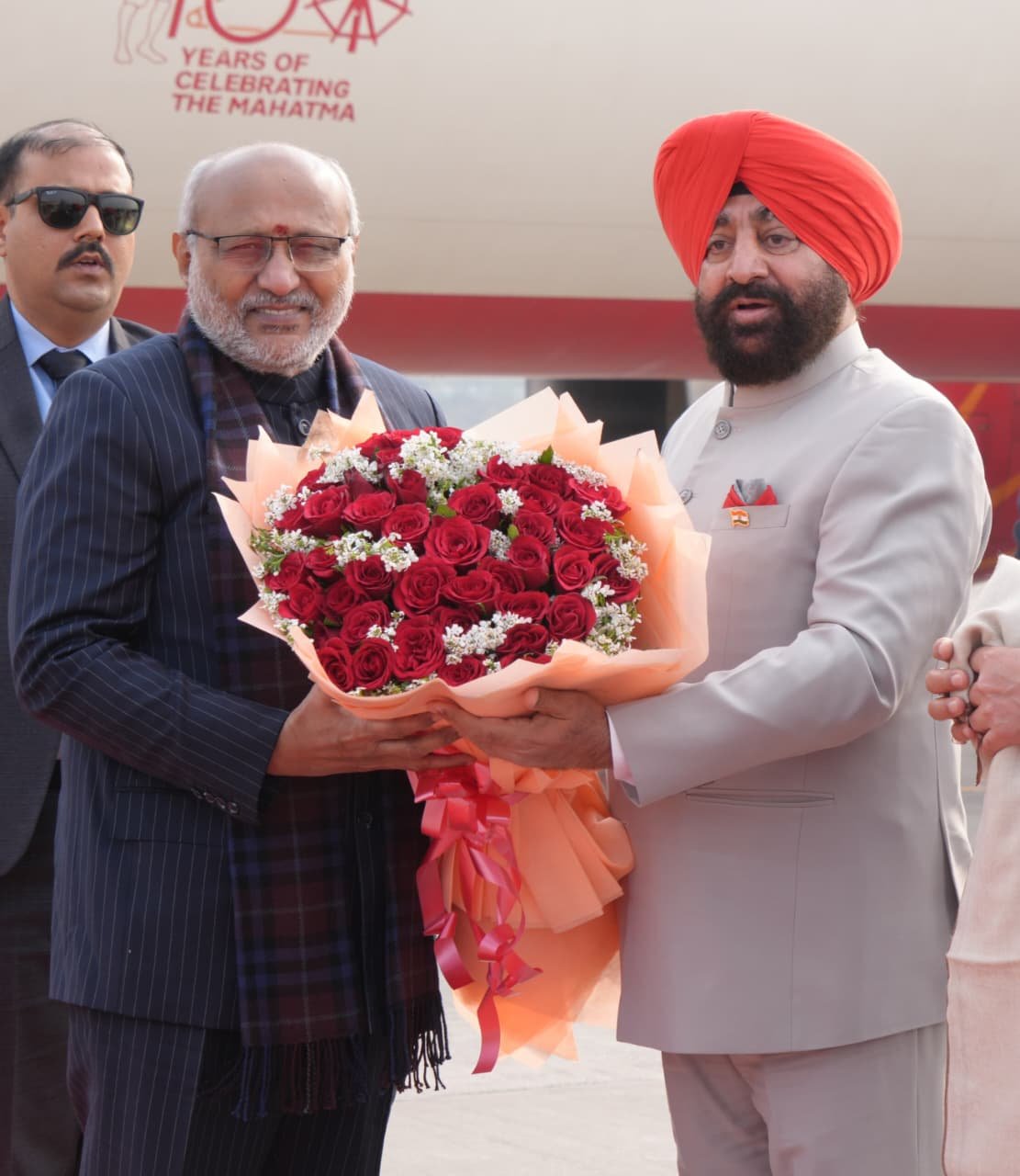 उपराष्ट्रपति पहुंचे उत्तराखंड, राज्यपाल व मुख्यमंत्री ने जॉलीग्रांट हवाई अड्डे पर किया स्वागत