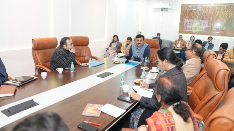 मुख्य सचिव ने की वीडियो कॉन्फ्रेंसिंग के माध्यम से छात्र-छात्राओं से बातचीत