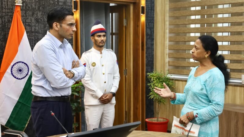 मॉ के पावं गिरकर माफी मांगो, वरना होगा जिला बदरः डीएम बंसल