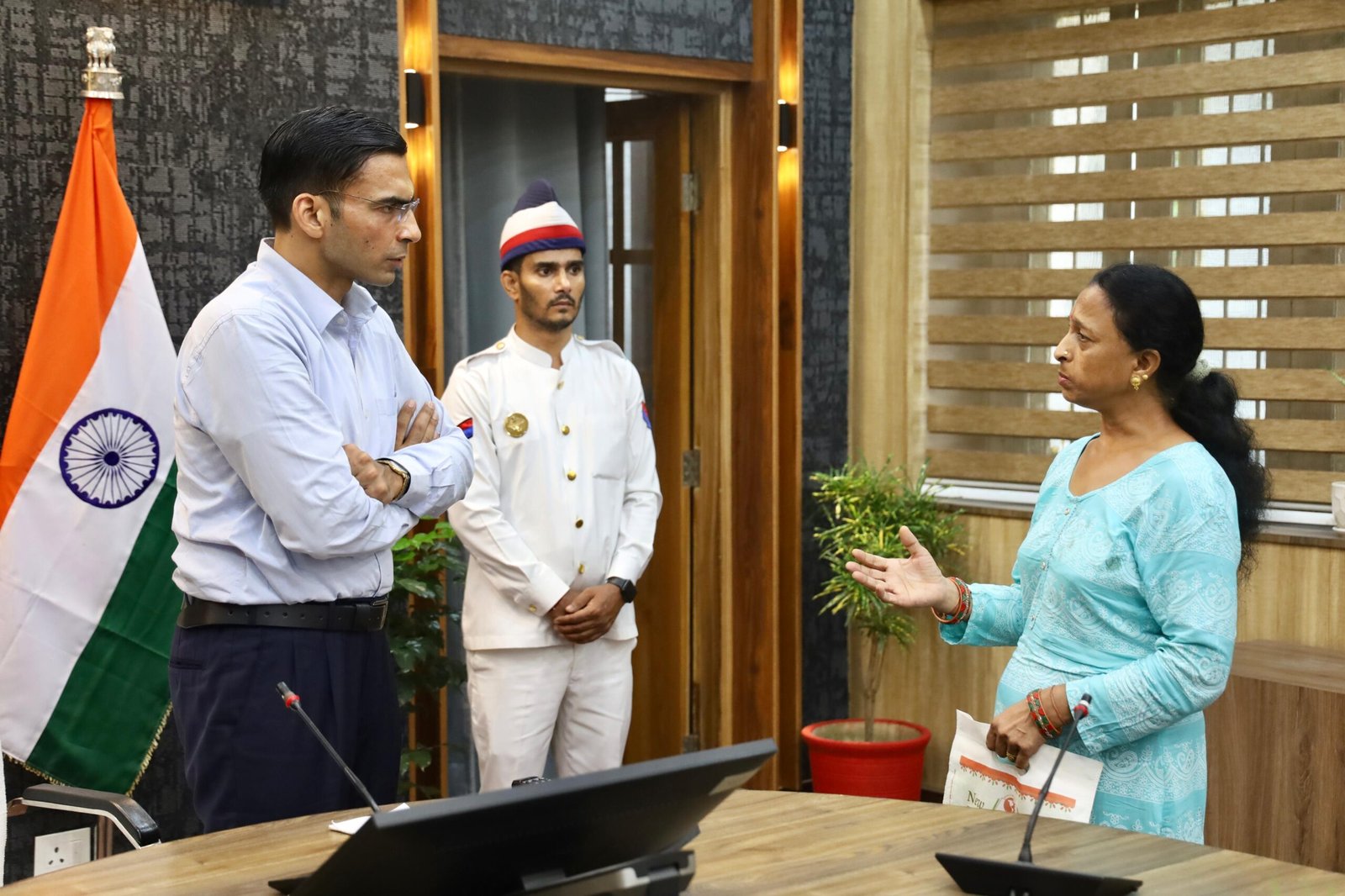 मॉ के पावं गिरकर माफी मांगो, वरना होगा जिला बदरः डीएम बंसल