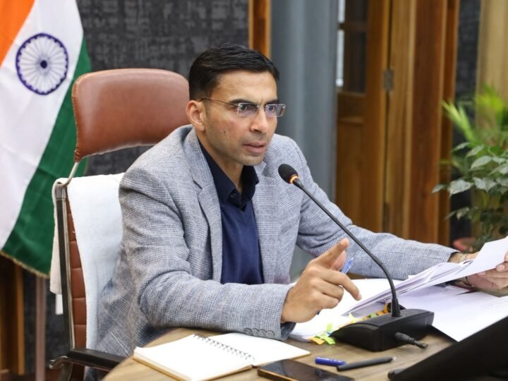 डीएम सविन बंसल के दृढ़ संकल्प से शिक्षा की मुख्यधारा से जुड़ता सड़क पर बिखरा बचपन