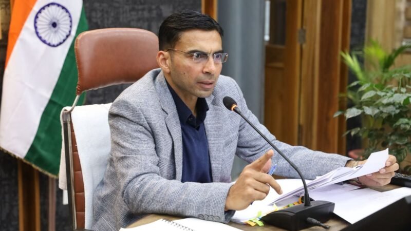 डीएम सविन बंसल के दृढ़ संकल्प से शिक्षा की मुख्यधारा से जुड़ता सड़क पर बिखरा बचपन