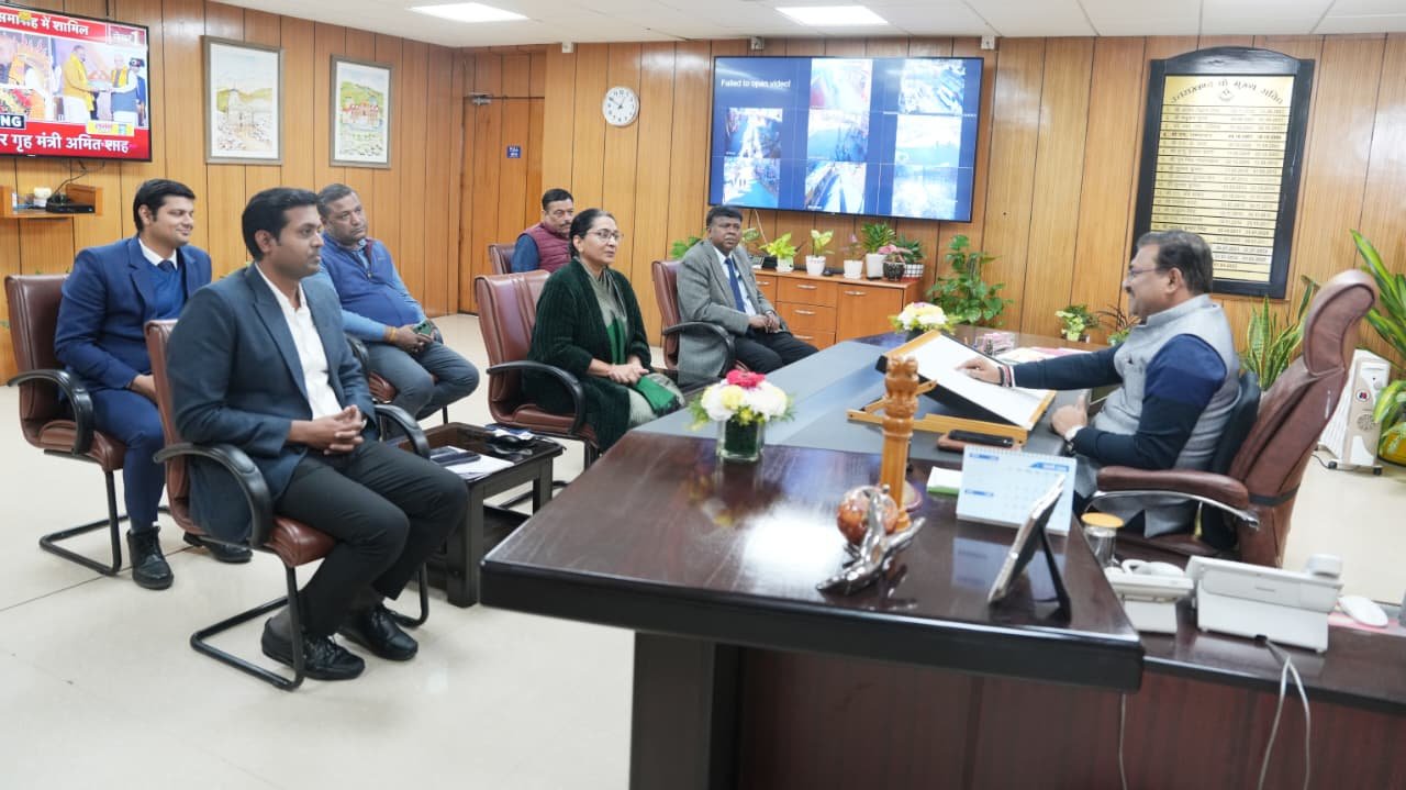 मुख्य सचिव ने की मण्डल रेल प्रबन्धक विनीता श्रीवास्तव संग बैठक, रेलवे से सम्बन्धित प्रकरणों एवं परियोजनाओं के सम्बन्ध में विस्तार से चर्चा