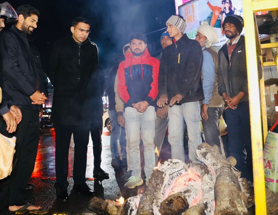 अचानक शहर के चौक-चौराहों पर पंहुच डीएम बंसल, देखी अलाव व्यवस्था, रेनबसेरों में रहने वालों का जाना हाल
