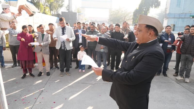 सूचना महानिदेशक बंशीधर तिवारी ने सूचना भवन परिसर में फहराया राष्ट्रीय ध्वज