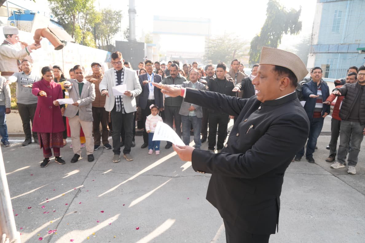 सूचना महानिदेशक बंशीधर तिवारी ने सूचना भवन परिसर में फहराया राष्ट्रीय ध्वज
