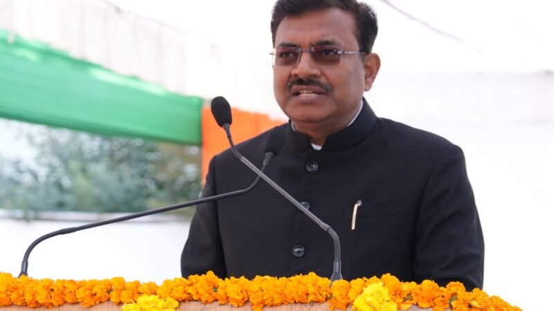 मुख्य सचिव ने सचिवालय में ध्वज फहराकर प्रदेशवासियों और सचिवालय परिवार को गणतंत्र दिवस की बधाई दी