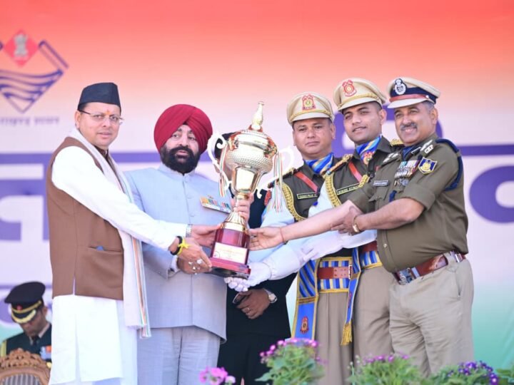 परेड ग्राउंड में राज्यपाल एवं मुख्यमंत्री ने सराहनीय सेवाओं के लिए पुलिस एवं विभिन्न अधिकारियों को किया सम्मानित।