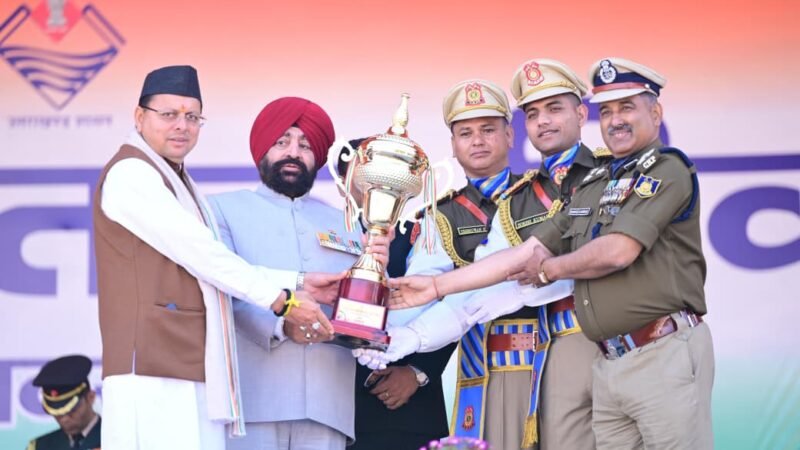 परेड ग्राउंड में राज्यपाल एवं मुख्यमंत्री ने सराहनीय सेवाओं के लिए पुलिस एवं विभिन्न अधिकारियों को किया सम्मानित।