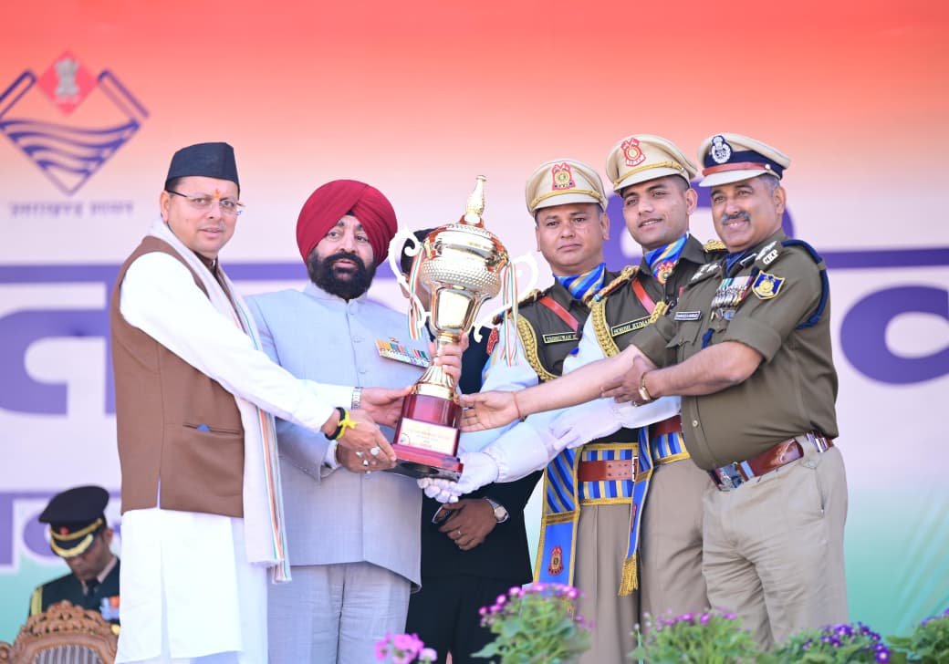 परेड ग्राउंड में राज्यपाल एवं मुख्यमंत्री ने सराहनीय सेवाओं के लिए पुलिस एवं विभिन्न अधिकारियों को किया सम्मानित।