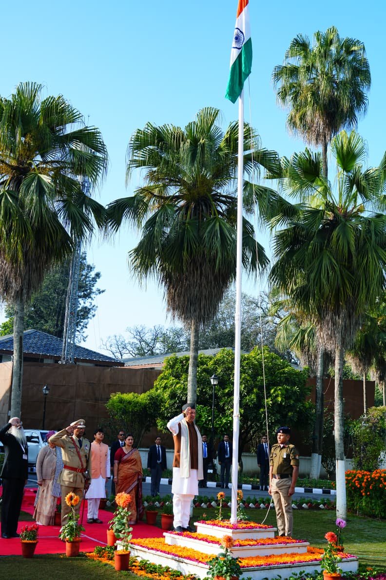 सीएम धामी ने 77वें गणतंत्र दिवस पर मुख्यमंत्री आवास में फहराया राष्ट्रीय ध्वज