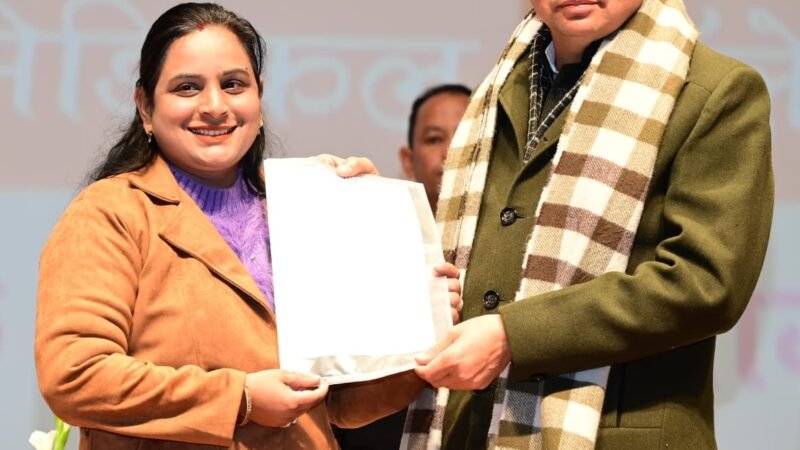 मुख्यमंत्री  ने 1035 सहायक अध्यापकों को प्रदान किए नियुक्ति पत्र