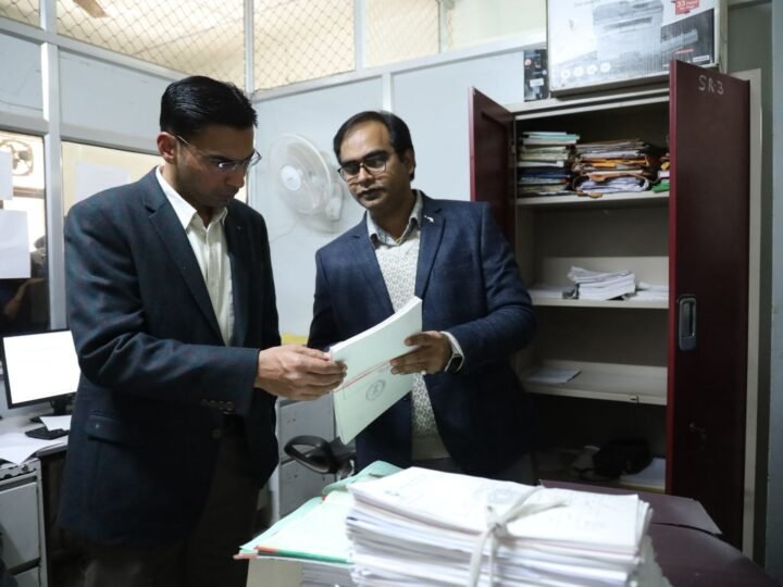 डीएम का औचक निरीक्षण के बाद सब रजिस्ट्रार कार्यालय ऋषिकेश में गंभीर अनियमितताएं उजागर, कड़ा एक्शन तय