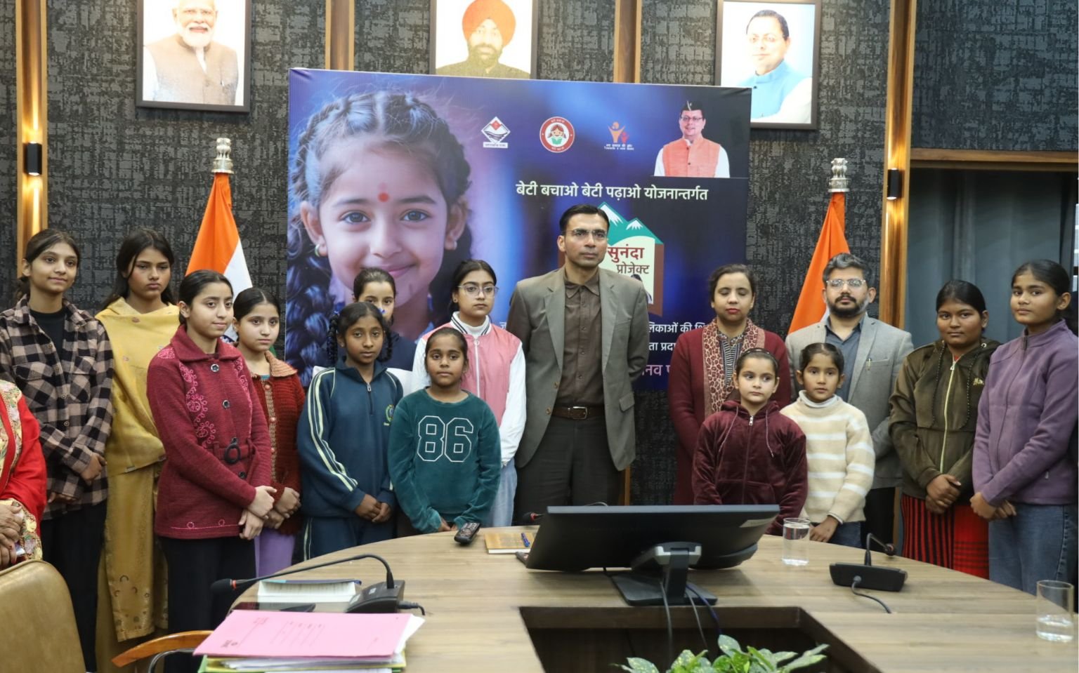 पापा की लाडलियों के सर से उठा पिता का साया, भिभावक बन जिला प्रशासन, शिक्षा पुनर्जीवित 