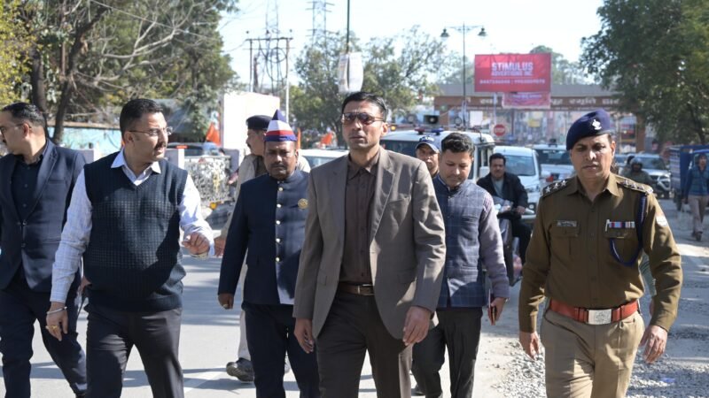 आईएसबीटी क्रॉसिंग व सहारनपुर रोड माजरा में रोड कटिंग पर जिला प्रशासन की सख्त कार्रवाई