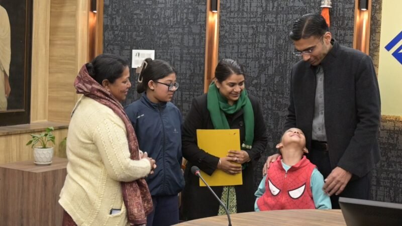 विधवा शांति राणा के सिर से जिला प्रशासन ने हटाया कर्ज का भार, सीएसआर फंड से 4 लाख बैंक खाते में हस्तांतरित, मॉं बच्चे हुए भारमुक्त 