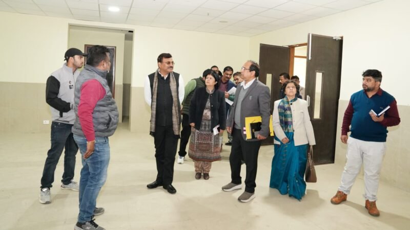मुख्य सचिव ने किया नवनिर्मित शकुंतला रानी सरदारी लाल ओबेरॉय राजकीय मैटरनिटी एवं कैंसर चिकित्सालय का निरीक्षण