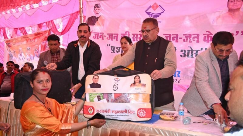 किसानों को मिला कृषि यंत्रों और अनुदान का तोहफा; महिला समूहों को ₹4 लाख का चेक