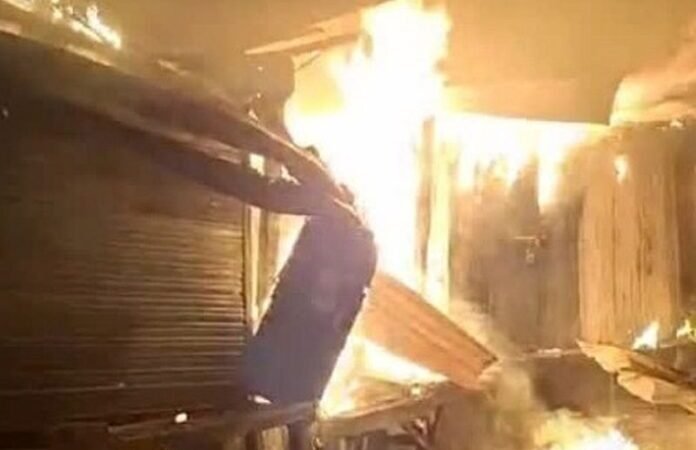 सिलेंडर फटने से दुकानों में लगी आग