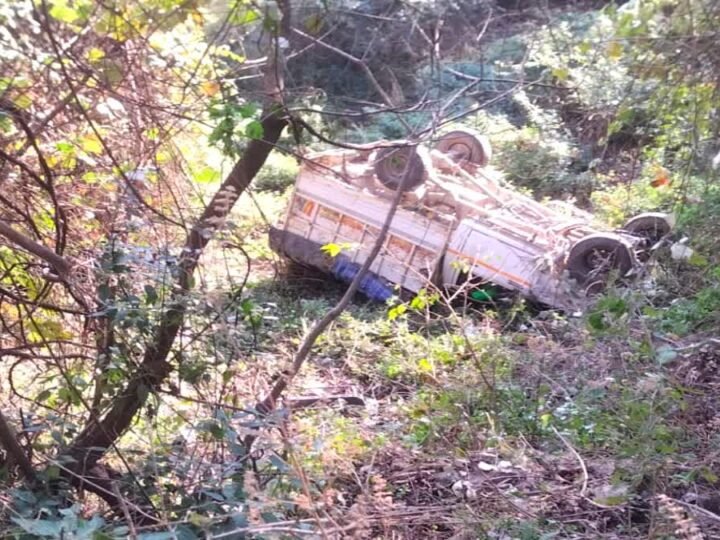 खाई में गिरा वाहन पांच गंभीर