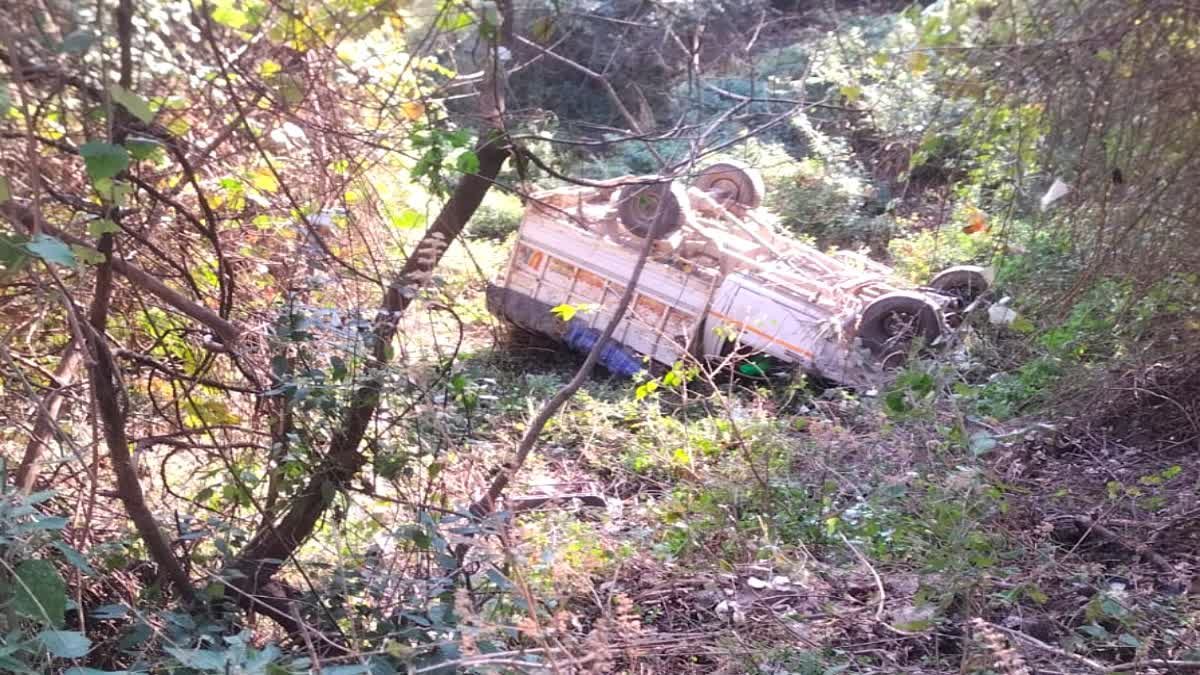 खाई में गिरा वाहन पांच गंभीर