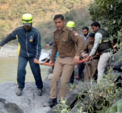 अनियंत्रित होकर कार यमुना में गिरी,दो युवकों की दर्दनाक मौत