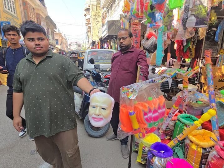 इस बार पीएम मोदी का मुखौटा बना होली पर बच्चों के आर्कषण का केन्द्र