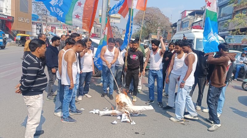 यूथ कांग्रेस के अध्यक्ष की गिरफ्तारी के विरोध में एनएसयूआई ने किया शर्टलेस प्रदर्शन